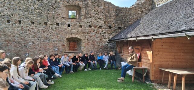 Besuch der Burgruine in Puchberg der 3ab Besuch der Burgruine in Puchberg der 3ab